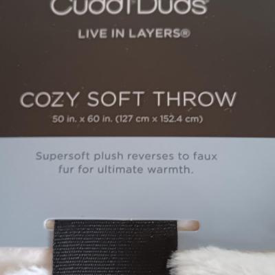 LOT 222: Home Decor Collection - NIP Cuddleduds Throw, Thirty One Tote, Elizabeth Arden Makeup Bag & More