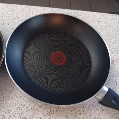 3 TEFLON SKILLETS AND A SPLATTER SCREEN