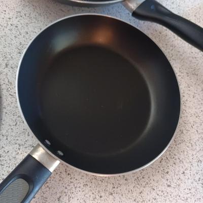 3 TEFLON SKILLETS AND A SPLATTER SCREEN