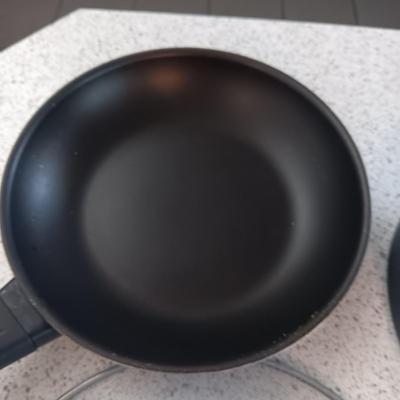 3 TEFLON SKILLETS AND A SPLATTER SCREEN