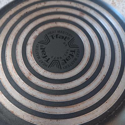 3 TEFLON SKILLETS AND A SPLATTER SCREEN