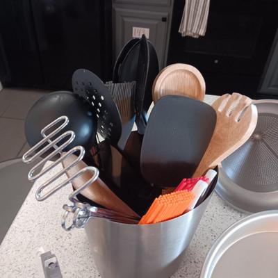 KITCHEN UTENSILS IN A STAINLESS STEEL HOLDER, SIEVE, CAKE PANS, MEASURING CUPS AND SPOONS