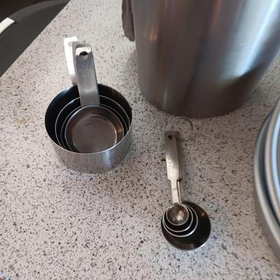 KITCHEN UTENSILS IN A STAINLESS STEEL HOLDER, SIEVE, CAKE PANS, MEASURING CUPS AND SPOONS