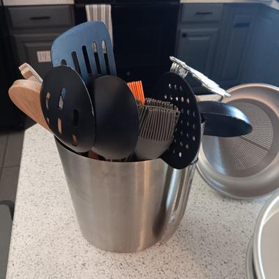 KITCHEN UTENSILS IN A STAINLESS STEEL HOLDER, SIEVE, CAKE PANS, MEASURING CUPS AND SPOONS