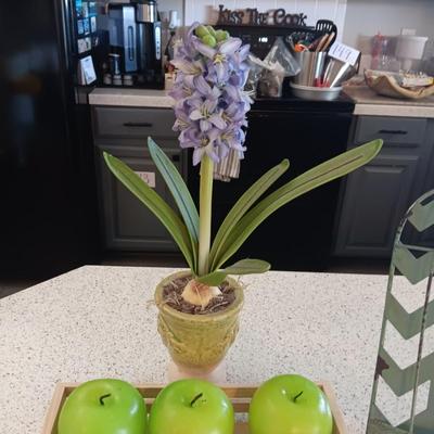 VARIOUS DECORATIVE WALL HANGINGS, APPLE CANDLES, COASTERS AND FAUX FLOWER