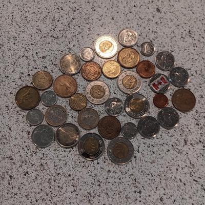 AN ASSORTMENT OF FOREIGN COINS