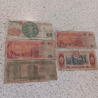 A COLLECTION OF FOREIGN CURRENCY