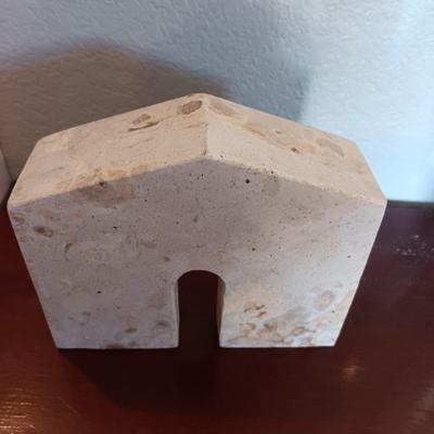 2 NATIVE AMERICAN THEMED TILE WALL HANGINGS, GLASS VASE, MARBLE BOOKEND AND WALL HUNG BIRDS