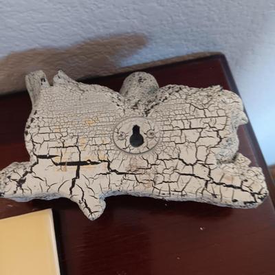 2 NATIVE AMERICAN THEMED TILE WALL HANGINGS, GLASS VASE, MARBLE BOOKEND AND WALL HUNG BIRDS