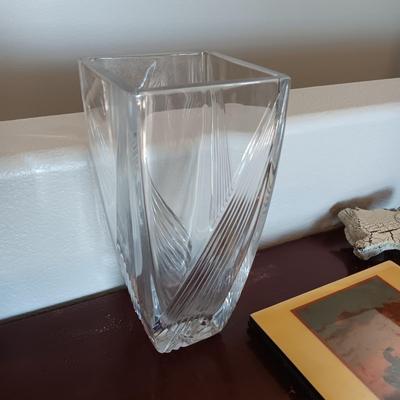 2 NATIVE AMERICAN THEMED TILE WALL HANGINGS, GLASS VASE, MARBLE BOOKEND AND WALL HUNG BIRDS