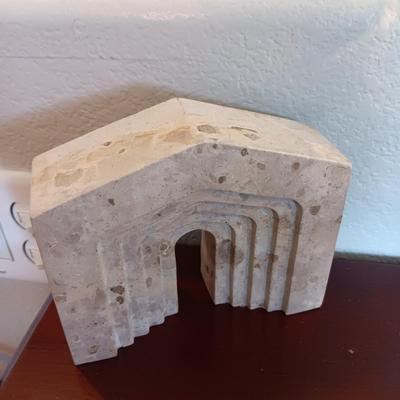 2 NATIVE AMERICAN THEMED TILE WALL HANGINGS, GLASS VASE, MARBLE BOOKEND AND WALL HUNG BIRDS