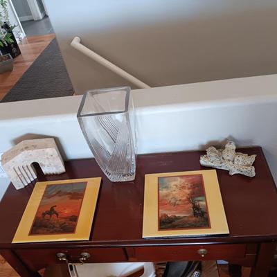 2 NATIVE AMERICAN THEMED TILE WALL HANGINGS, GLASS VASE, MARBLE BOOKEND AND WALL HUNG BIRDS