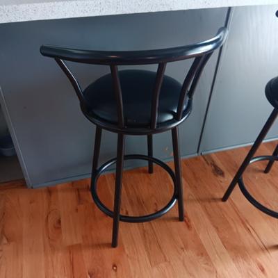 2 BAR STOOLS