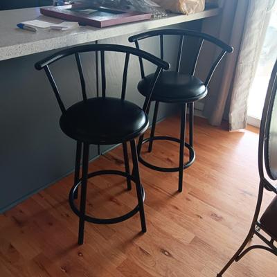 2 BAR STOOLS