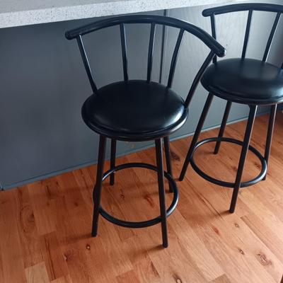 2 BAR STOOLS