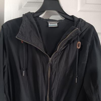 LADIES COLUMBIA JACKET WITH A HOOD SIZE XL