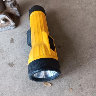 6 TON HYDRAULIC BOTTLE JACK, BRAUN MULTI POSITION MAGNETIC FLASHLIGHT