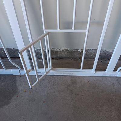 CARLSON EXTRA WIDE SECURITY GATE WITH DOG/CAT DOOR