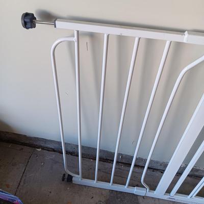 CARLSON EXTRA WIDE SECURITY GATE WITH DOG/CAT DOOR