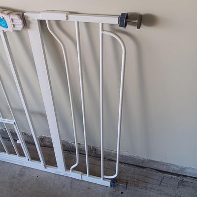 CARLSON EXTRA WIDE SECURITY GATE WITH DOG/CAT DOOR