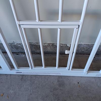 CARLSON EXTRA WIDE SECURITY GATE WITH DOG/CAT DOOR