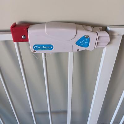 CARLSON EXTRA WIDE SECURITY GATE WITH DOG/CAT DOOR