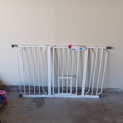 CARLSON EXTRA WIDE SECURITY GATE WITH DOG/CAT DOOR