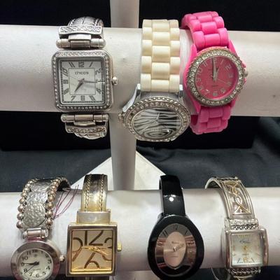 Sale Photo Thumbnail #182: Ladies  Fashion watches
Lot of 7