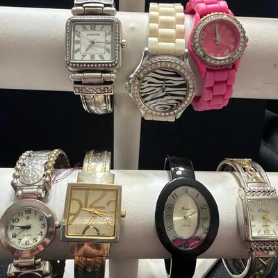 Sale Photo Thumbnail #181: Ladies  Fashion watches
Lot of 7