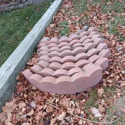 15 STRAIGHT SCALLOP 24" AND 9 CURVED SCALLOPED 25" LANDSCAPING PIECES