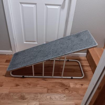 SOLID, STURDY CARPETED PET RAMP