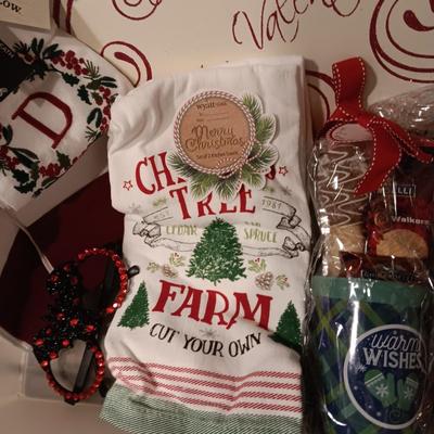 NEW CHRISTMAS KITCHEN TOWELS AND COFFEE MUGS WITH CHOCOLATES