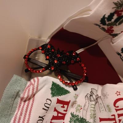 NEW CHRISTMAS KITCHEN TOWELS AND COFFEE MUGS WITH CHOCOLATES