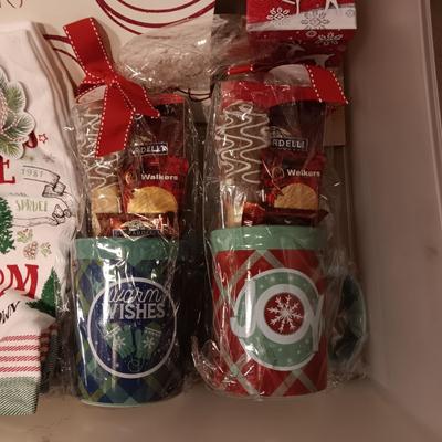 NEW CHRISTMAS KITCHEN TOWELS AND COFFEE MUGS WITH CHOCOLATES