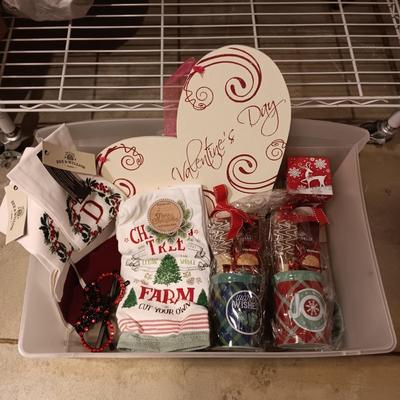 NEW CHRISTMAS KITCHEN TOWELS AND COFFEE MUGS WITH CHOCOLATES