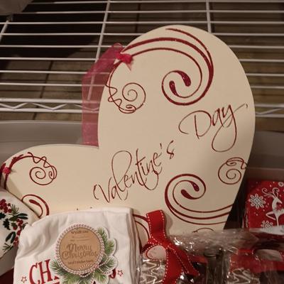 NEW CHRISTMAS KITCHEN TOWELS AND COFFEE MUGS WITH CHOCOLATES