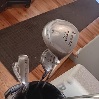 SET OF MEN'S TOUR EDGE GOLF CLUBS AND ADAMS GOLF BAG