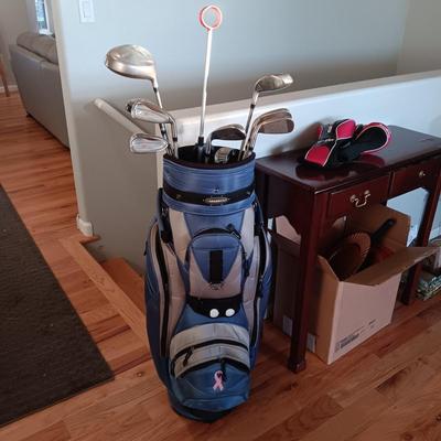 SET OF MEN'S TOUR EDGE GOLF CLUBS AND ADAMS GOLF BAG
