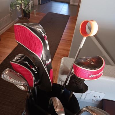 SET OF MEN'S TOUR EDGE GOLF CLUBS AND ADAMS GOLF BAG