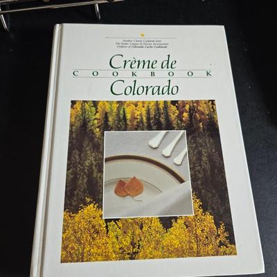 Kitchen linens and cookbooks - many like new!