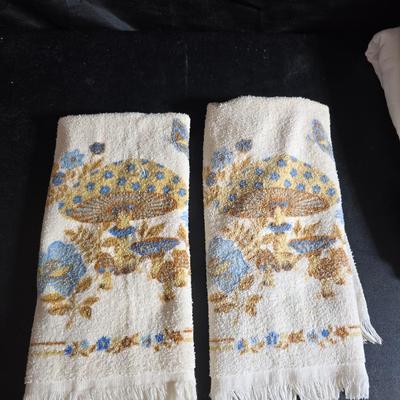 Kitchen linens and cookbooks - many like new!