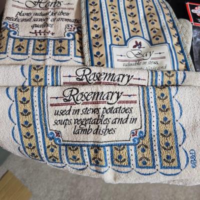 Kitchen linens and cookbooks - many like new!