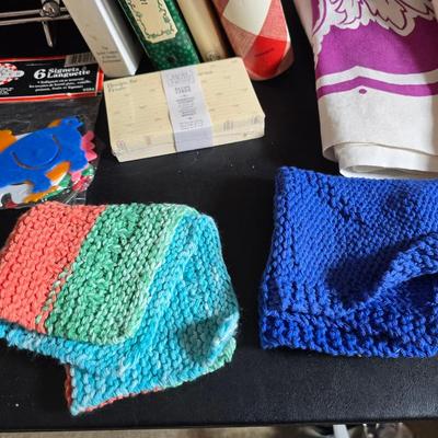 Kitchen linens and cookbooks - many like new!