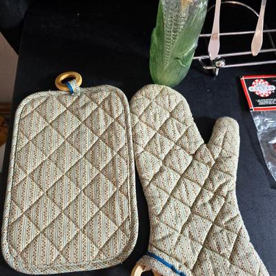 Kitchen linens and cookbooks - many like new!