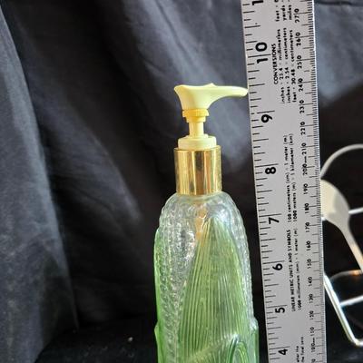 Kitchen linens and cookbooks - many like new!