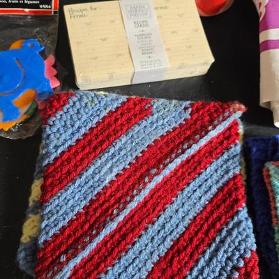 Kitchen linens and cookbooks - many like new!