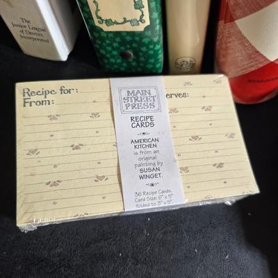 Kitchen linens and cookbooks - many like new!