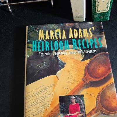 Kitchen linens and cookbooks - many like new!