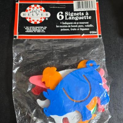 Kitchen linens and cookbooks - many like new!