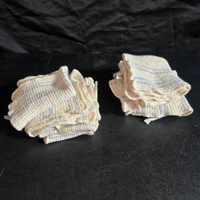 Kitchen linens and cookbooks - many like new!